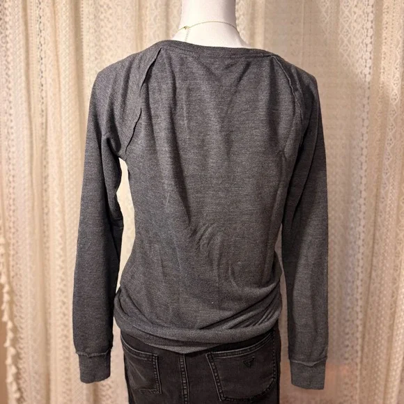 ROCK & REPUBLIC Gray Long Sleeve Crest Lion Studded Top Women's Size S - Picture 5 of 7